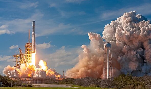 Илон Маск объясняет, почему Falcon Heavy использует такое количество маленьких двигателей