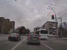В Ростове оштрафовали гнавшего на красный водителя автобуса