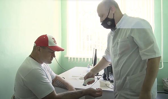 Министр спорта Оренбуржья Сергей Салмин сделал прививку от коронавируса