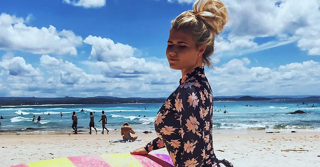 Австралийская серфингистка Холи-Дейзи Хоффи недавно стала звездой Instagram.
