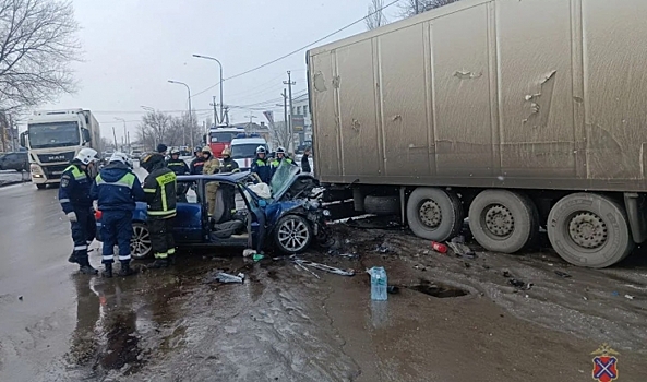 4 человека попали в больницу после тройного ДТП в Волгограде