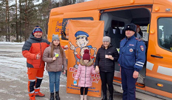 В Бурятии автоинспекторы и педагоги мобильного комплекса «Лаборатория безопасности» консультируют водителей о правилах безопасной перевозки юных пассажиров