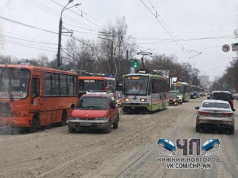В гигантской пробке на улице Белинского стоят даже трамваи
