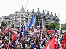 В Лондоне тысячи людей вышли на акцию протеста из-за экономического кризиса