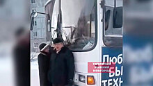Замерзшие люди в Арзамасе заблокировали уходящий автобус: видео