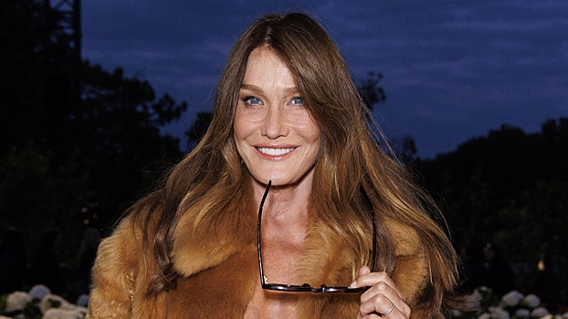 Карлу Бруни заметили на Неделе моды в кружевных колготках