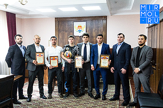 Марат Ибрагимов вручил награды чемпионам различных турниров по ММА