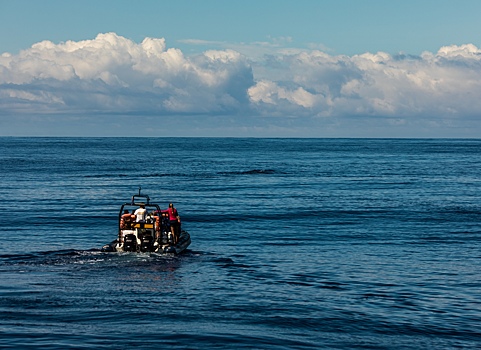 Россиянин неделю дрейфовал в открытом море на бочке. Финал истории: трагический