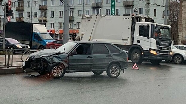 В центре Кирова столкнулись «Мерседес» и «ВАЗ»