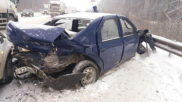 В столкновении трёх легковушек на ЕКАД пострадали два человека