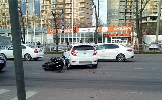 В Краснодаре водитель автомобиля нарушил ПДД и сломал руку мотоциклисту