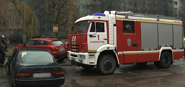 В Калининграде автомобилисты заблокировали пожарным вход в дом с возгоранием