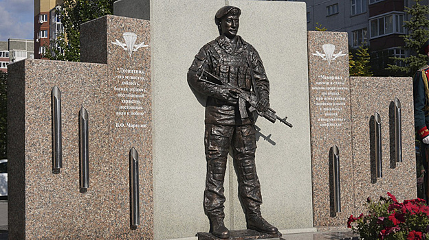 В тюменском сквере Воздушно-десантных войск открыли новый мемориал