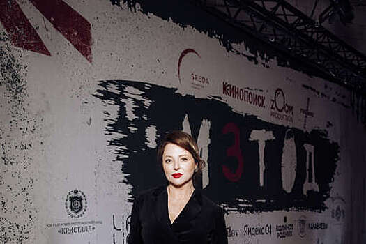 Актриса Анна Банщикова вышла на публику в жакете с глубоким декольте