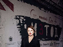 Актриса Анна Банщикова вышла на публику в жакете с глубоким декольте