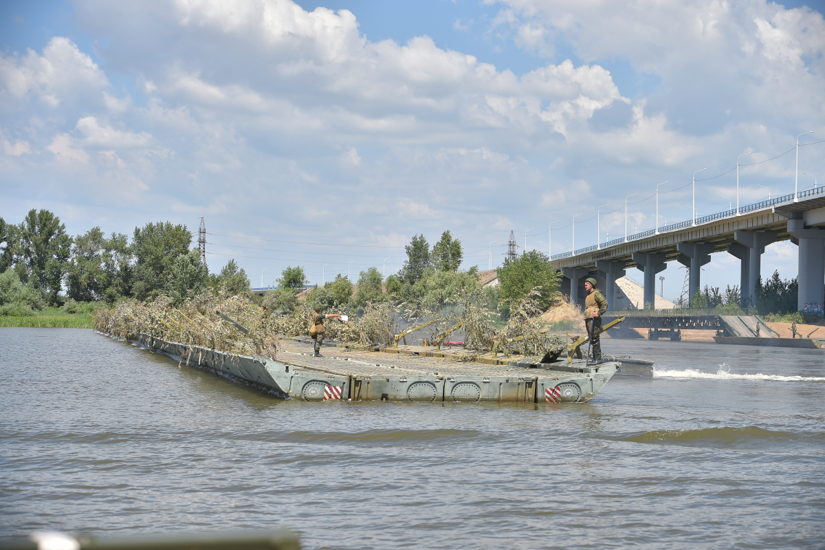 В Волгоградской области проведены занятия по оборудованию наплавной железнодорожной переправы
