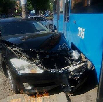 Во Владивостоке произошло ДТП с участием трамвая и легкового автомобиля