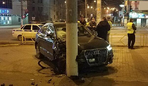 В Кирове водитель «Ауди» врезался в столб