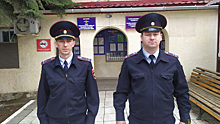 В Краснодарском крае полицейские спасли из горящего дома хозяина жилища