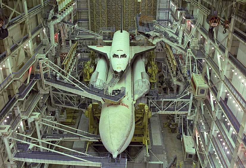 Подготовка к испытательному запуску "Бурана" на космодроме Байконур, 2 ноября 1988 года
