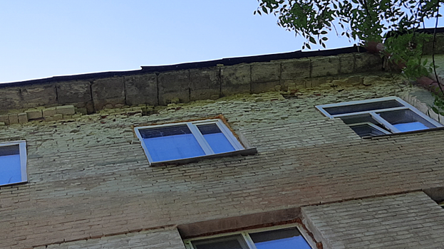 «Ночью слышим, как падают кирпичи»: У одного из Домов 8 марта в Саратове разрушаются крыша и стена