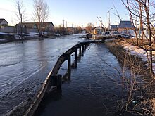 "Островитяне" Петровска остались без переправы, дорог и помощи