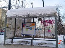 В Нефтеюганске трактор въехал в остановку с пассажирами