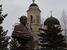 В Черном Отроге установили памятник Виктору Черномырдину