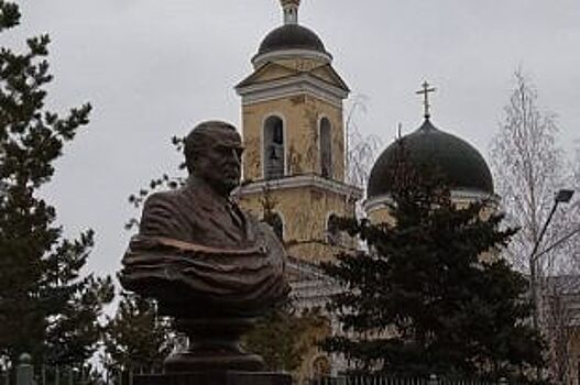 В Черном Отроге установили памятник Виктору Черномырдину