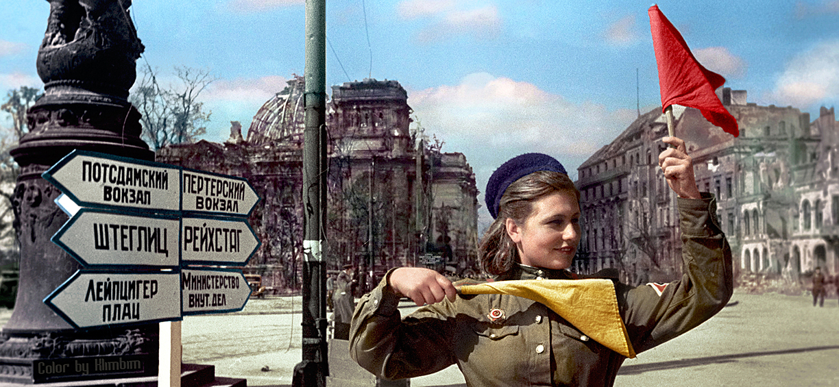 Боец Красной армии Катя Спивак регулирует движение на улицах Берлина, 10.05.1945