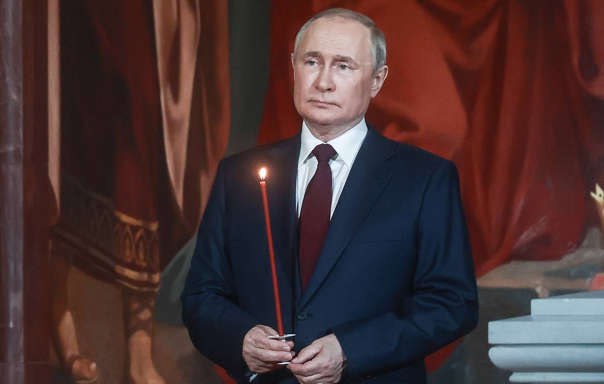 Путин посетил пасхальную службу в храме Христа Спасителя