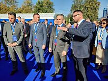 На открытии TNF EXPO губернатора Моора накормили печеньем из нефти и предложили российский смартфон