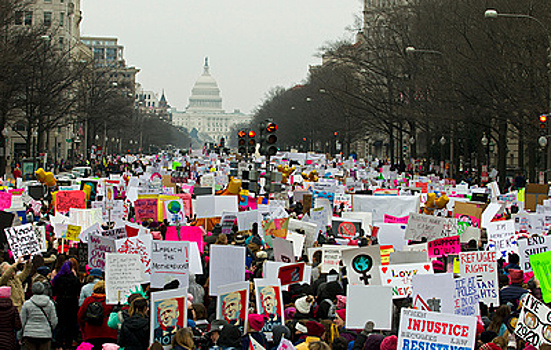 Куда они подевались? В 2017-м против Трампа протестовали миллионы, в 2025-м — почти никто