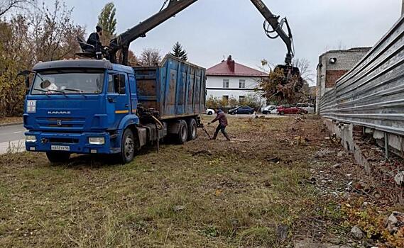 В Курске на улице Моковской убрали мусор и покосили траву