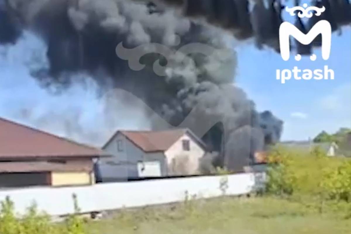 Взрыв бензовоза и мощный пожар в российском поселке попали на видео