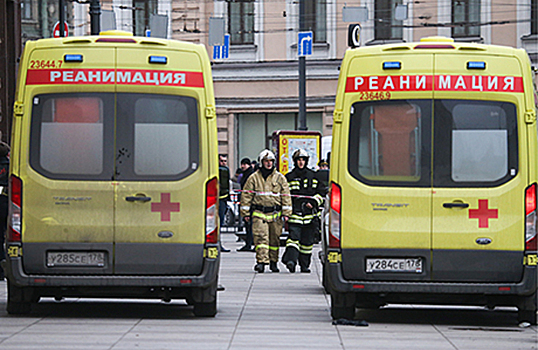 3 апреля 2017 года. Сотрудники МЧС России у станции метро «Tехнологический институт», где на перегоне от станции «Сенная площадь» в вагоне поезда произошел взрыв