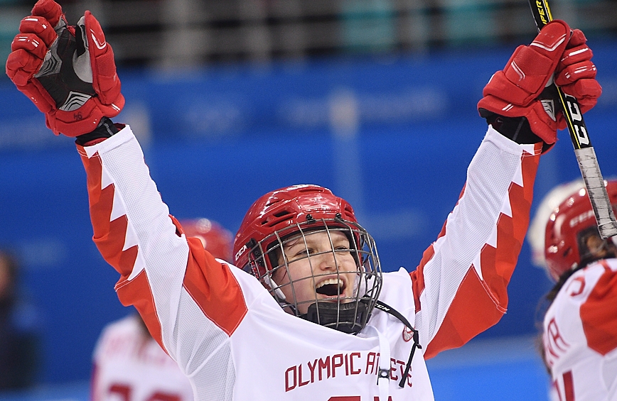 Евгения Дюпина (Россия) радуется победе в четвертьфинальном матче Россия – Швейцария по хоккею среди женщин на XXIII зимних Олимпийских играх.