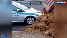 Водитель КамАЗа засыпал автомобиль ГИБДД песком