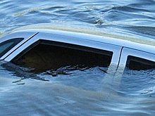 В Якутии машина на большой скорости съехала в озеро