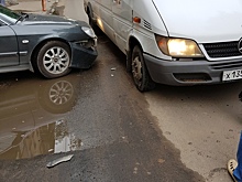 Пока водитель саратовской маршрутки считал мелочь, в него врезалась иномарка