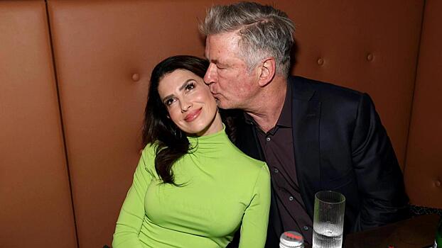 Жена Алека Болдуина вышла на красную дорожку в ультракоротком платье: фото