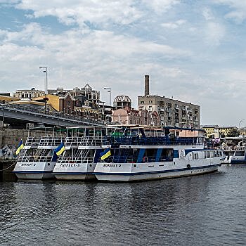 Зеленая вода и пена: реку Днепр в Киеве довели до ужасного состояния