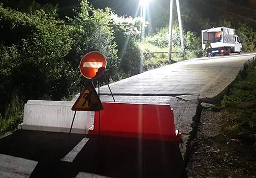 В Сочи на улице Новошкольной перекрыли дорогу из-за оползня