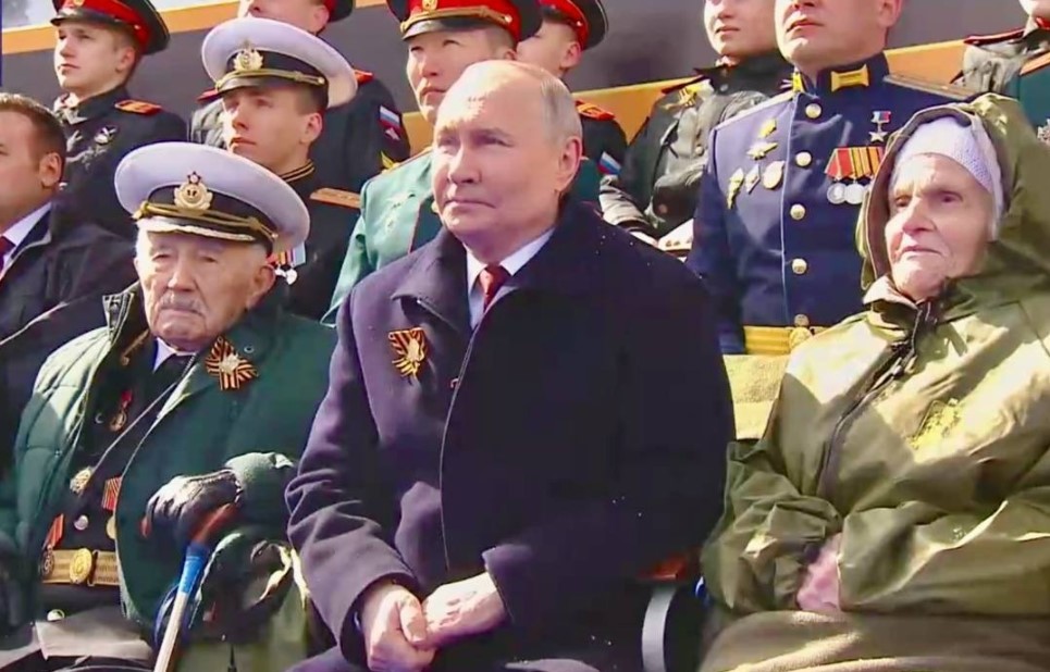Названы стоящие на параде Победы рядом с Путиным ветераны