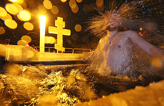 «Организованно, комфортно»: православные искупались в Крещение