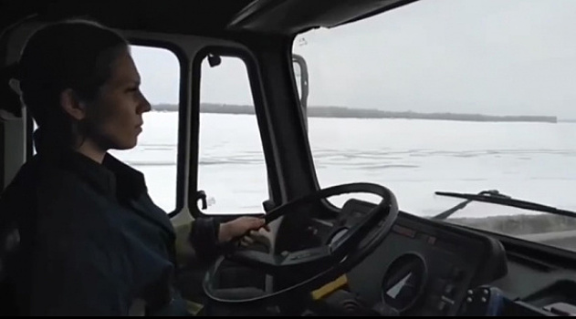 В Самарской области работает первая девушка-водитель пожарной машины в России