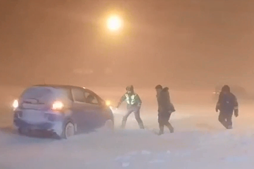 На Сахалине сотрудники ГАИ вызволяют граждан из "снежного плена"