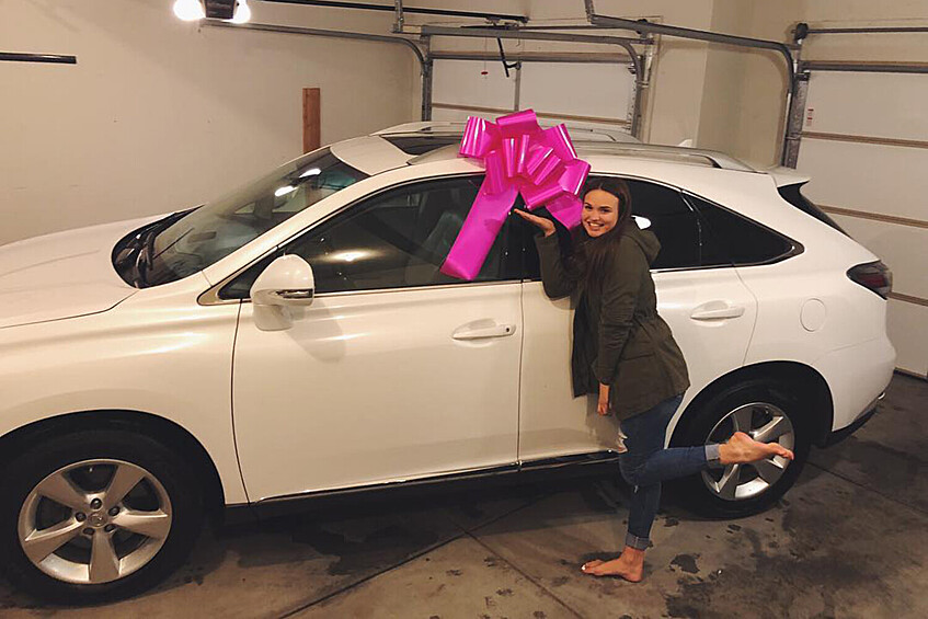 Будущая мисс США Одри Экерт получает рождественский подарок в 2017 году