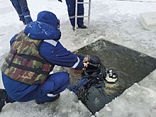 В Брянске к масштабным поискам детей, провалившихся под лед на Десне, подключили подводные камеры