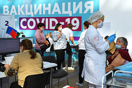 Около 680 тысяч москвичей прошли повторную вакцинацию от COVID-19